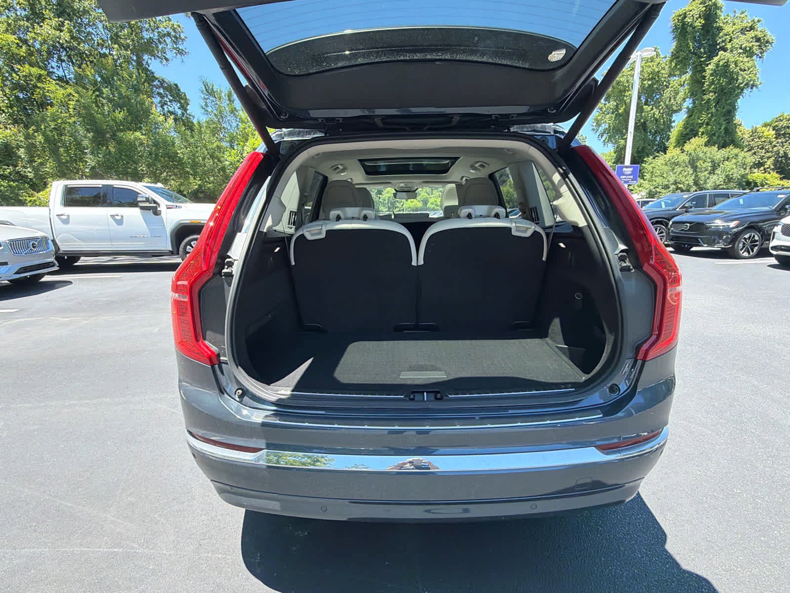 Used 2025 Volvo XC90 B5 Plus w/ Protection Package Premier AWD/4WD image 25