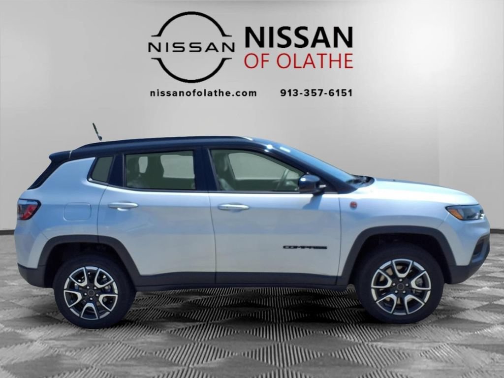 Used 2025 Jeep Compass Trailhawk AWD/4WD image 30
