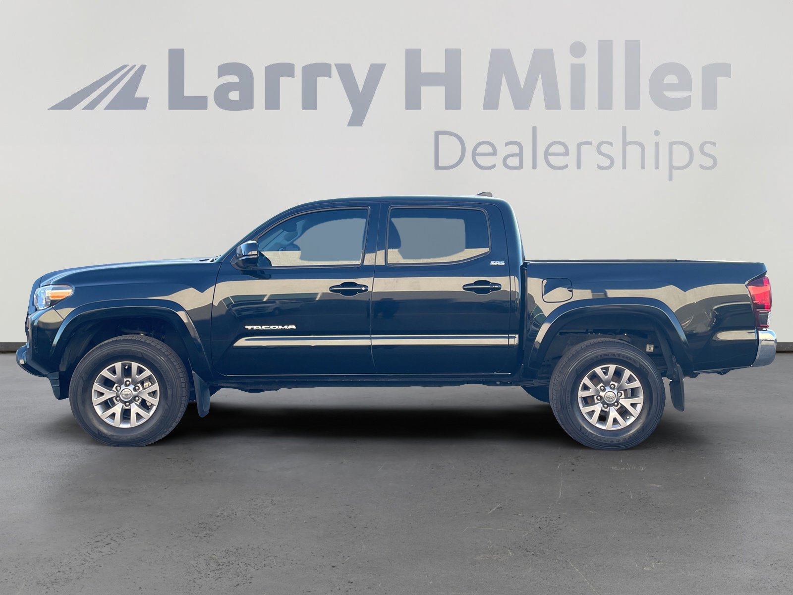 Used 2019 Toyota Tacoma SR5 RWD image 2