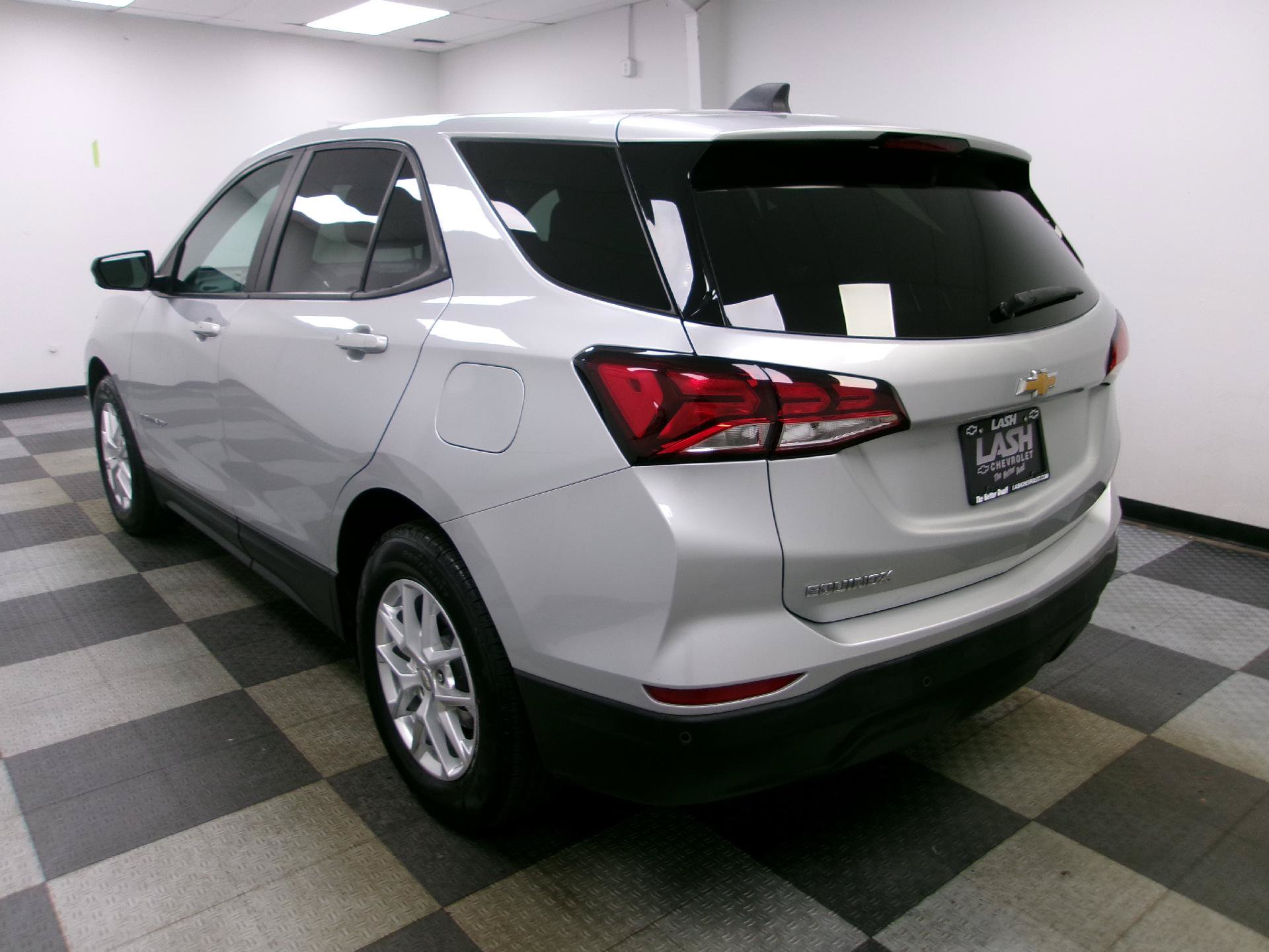 Used 2022 Chevrolet Equinox LS w/ LS Convenience Package FWD image 2