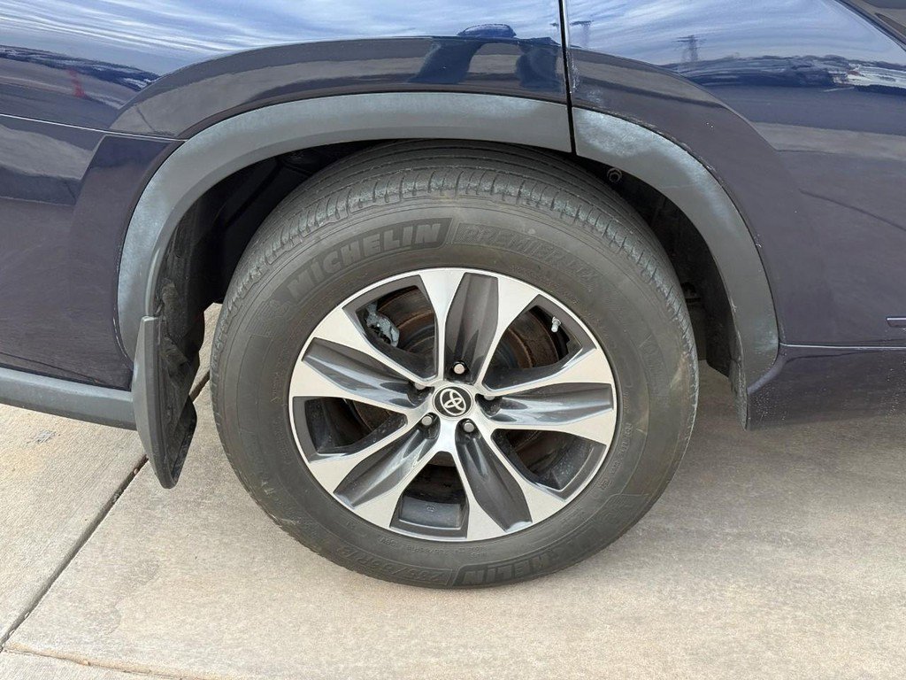 Used 2022 Toyota Highlander XLE image 6