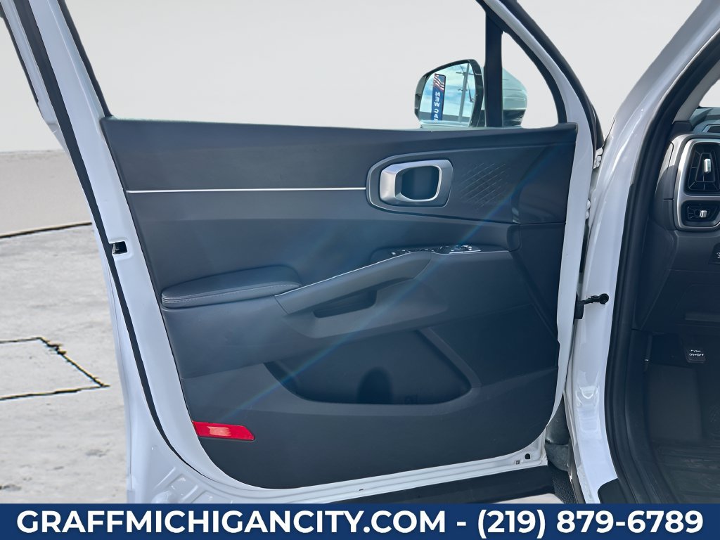 Used 2023 Kia Sorento LX FWD image 9