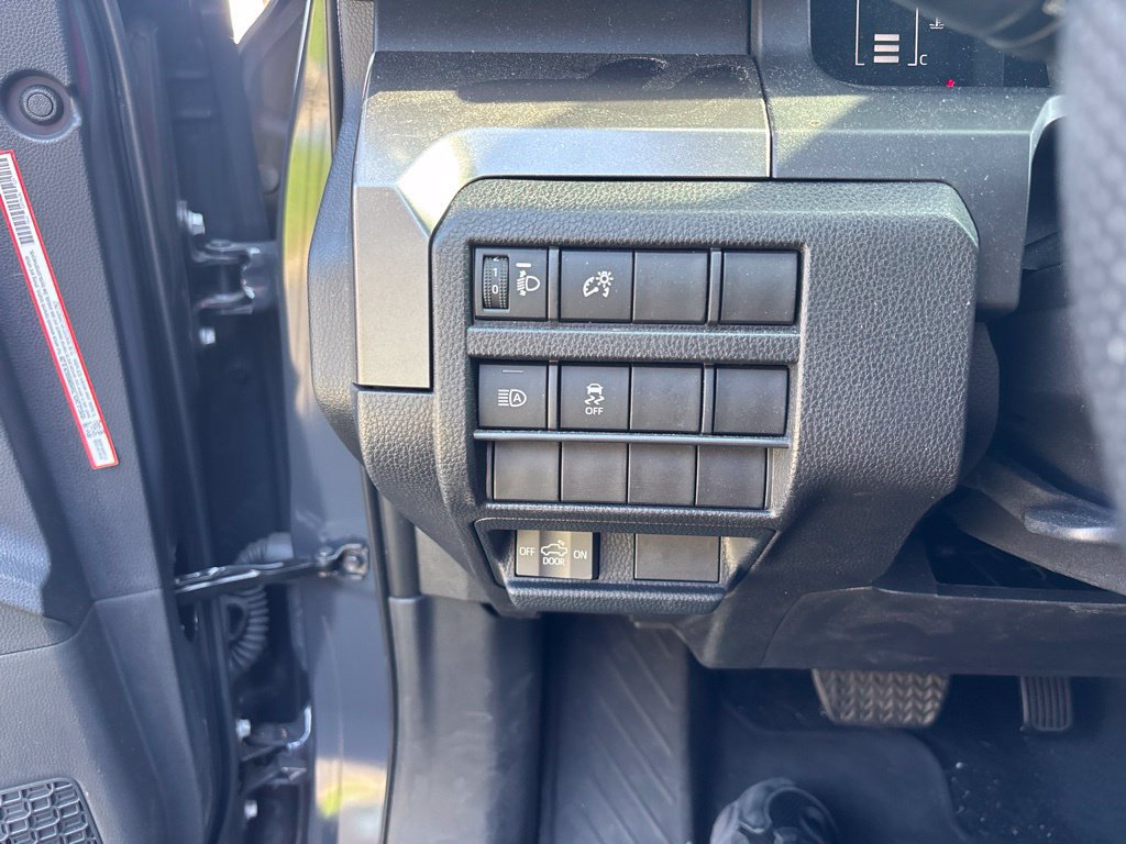 Used 2025 Toyota Tacoma SR5 AWD/4WD image 17