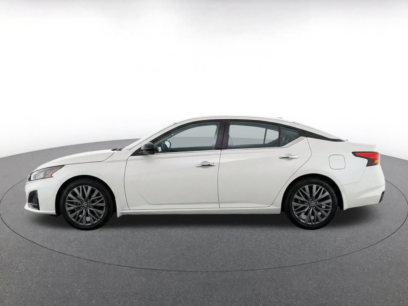 Used 2025 Nissan Altima 2.5 SV FWD image 4