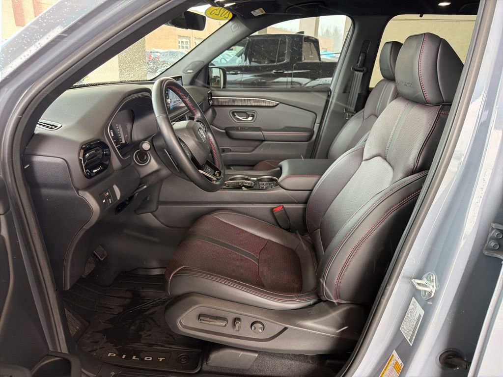 Certified 2025 Honda Pilot Black Edition image 17