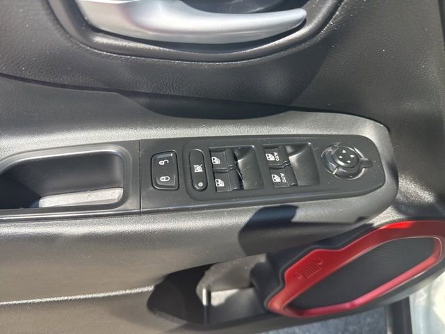 Used 2015 Jeep Renegade Trailhawk AWD/4WD image 17