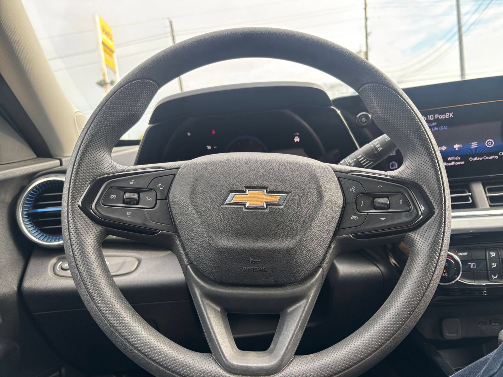 Used 2025 Chevrolet Trax LT FWD image 22