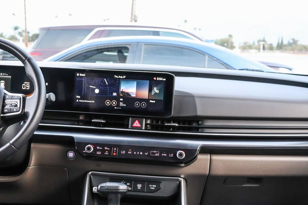 Used 2025 Kia Carnival FWD image 15