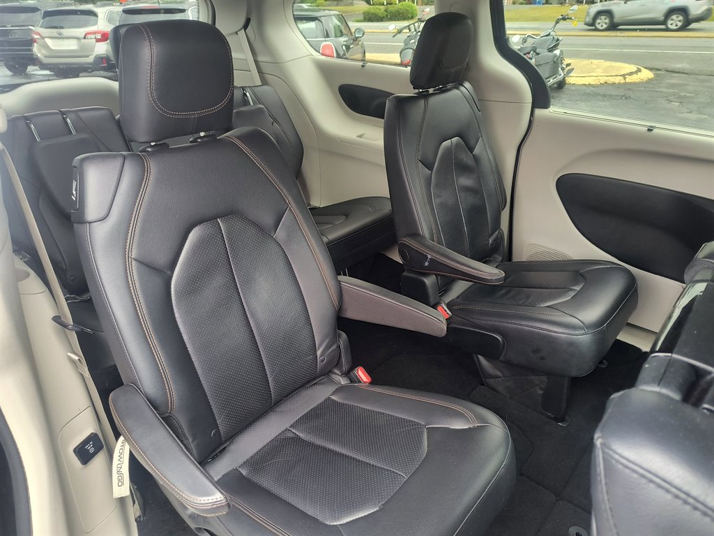 Used 2018 Chrysler Pacifica Touring-L Plus FWD image 23