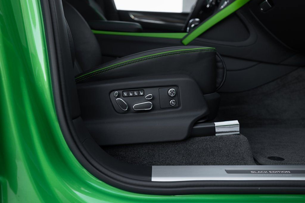 Used 2025 Bentley Bentayga image 35