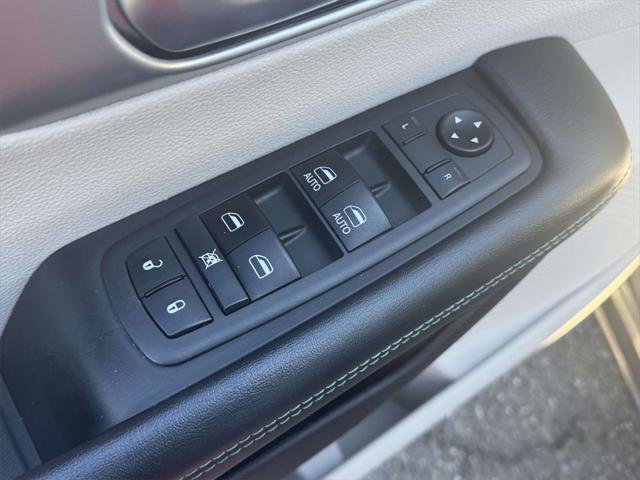 Used 2019 Chrysler Pacifica Touring-L image 14