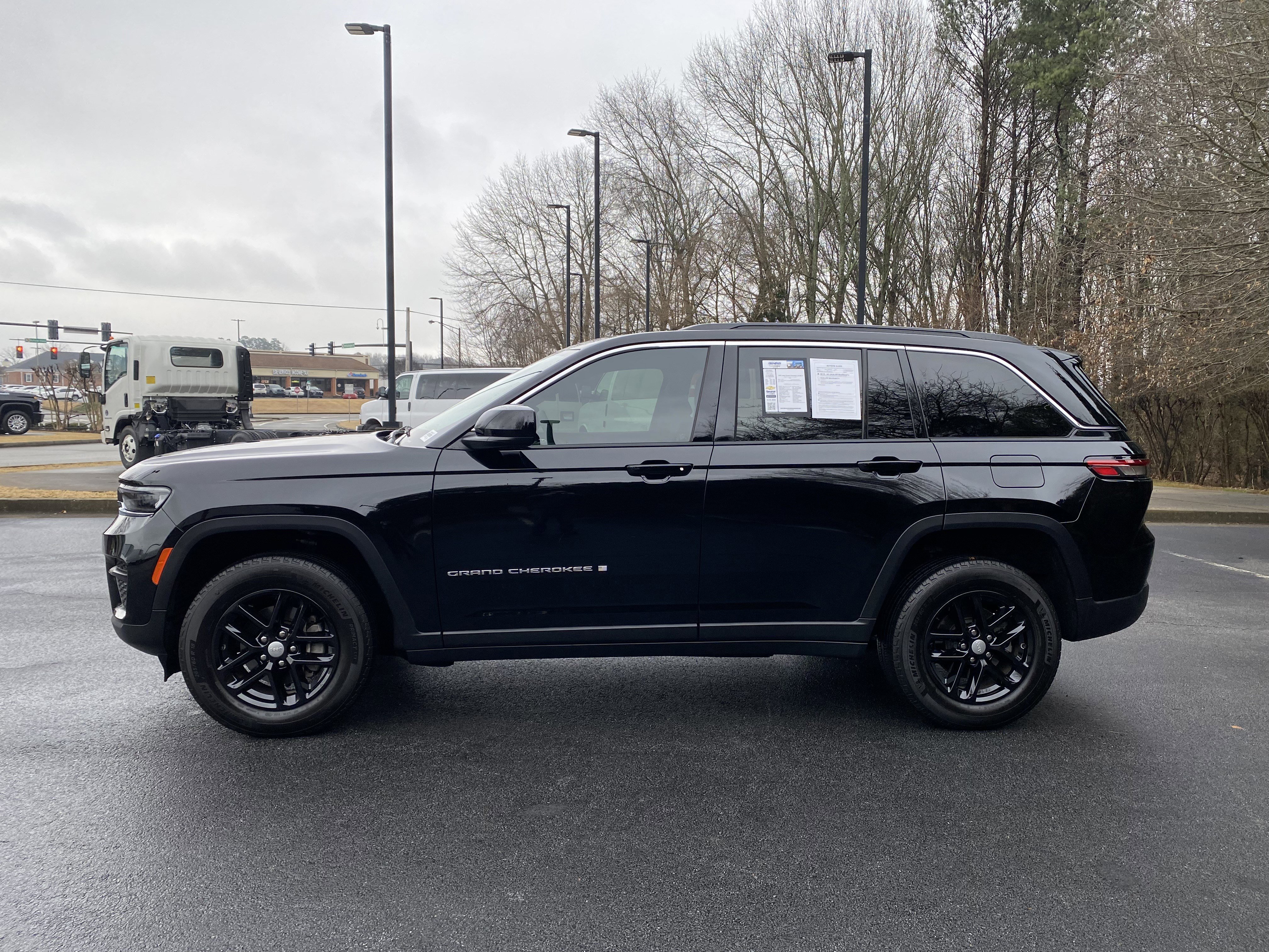 Used 2025 Jeep Grand Cherokee Laredo X image 6