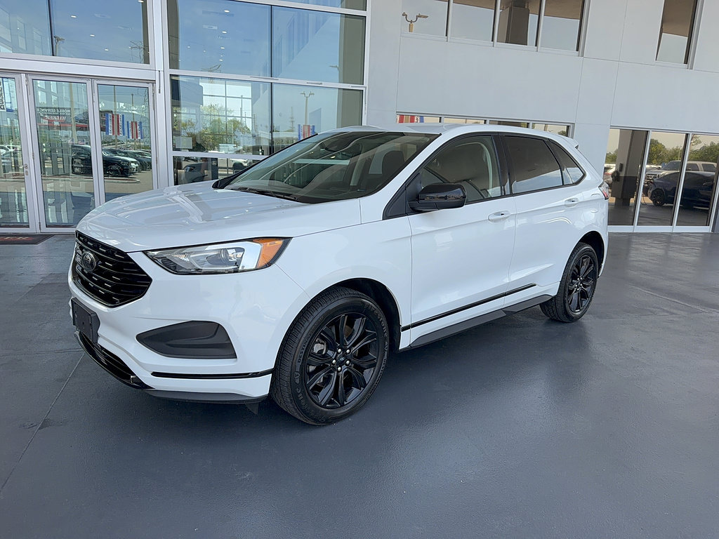 Certified 2022 Ford Edge SE w/ Black Appearance Package AWD/4WD image 2
