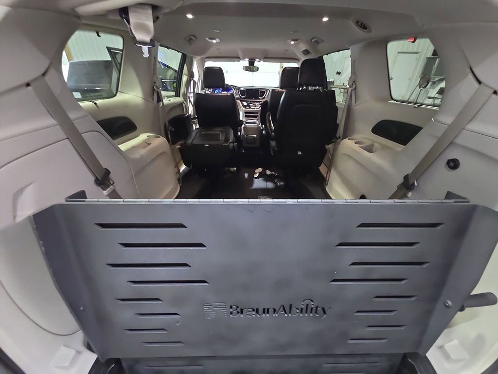 Used 2020 Chrysler Pacifica Touring-L FWD image 28