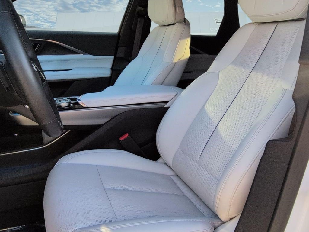Certified 2024 Cadillac Lyriq Luxury AWD/4WD image 28