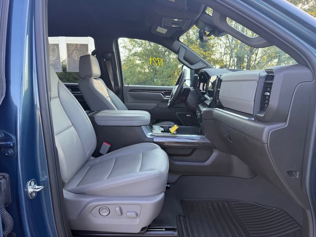 Used 2025 Chevrolet Silverado 2500 LTZ w/ LTZ Convenience Package AWD/4WD image 28
