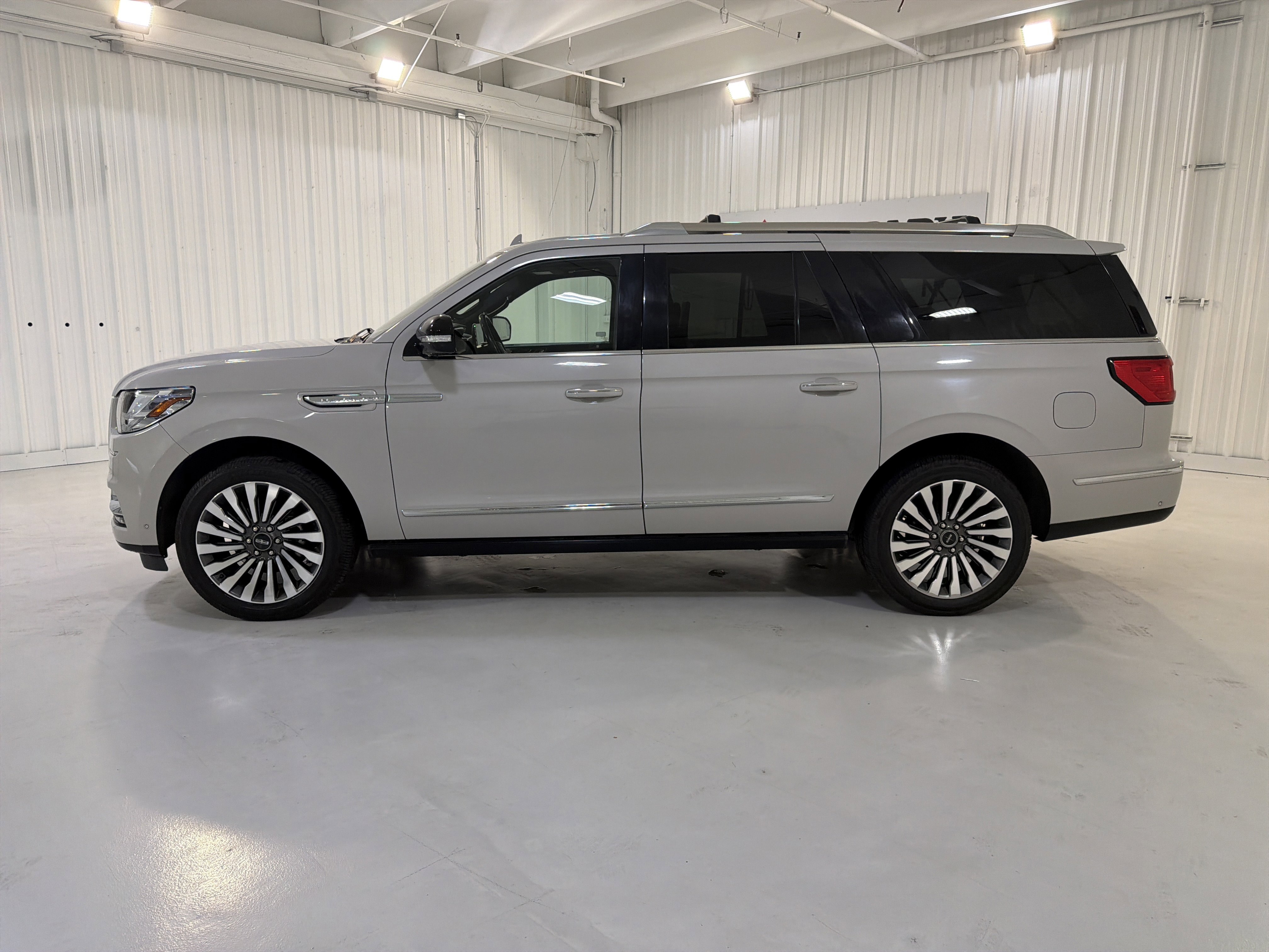 Used 2020 Lincoln Navigator L Reserve w/ Luxury Package AWD/4WD image 2