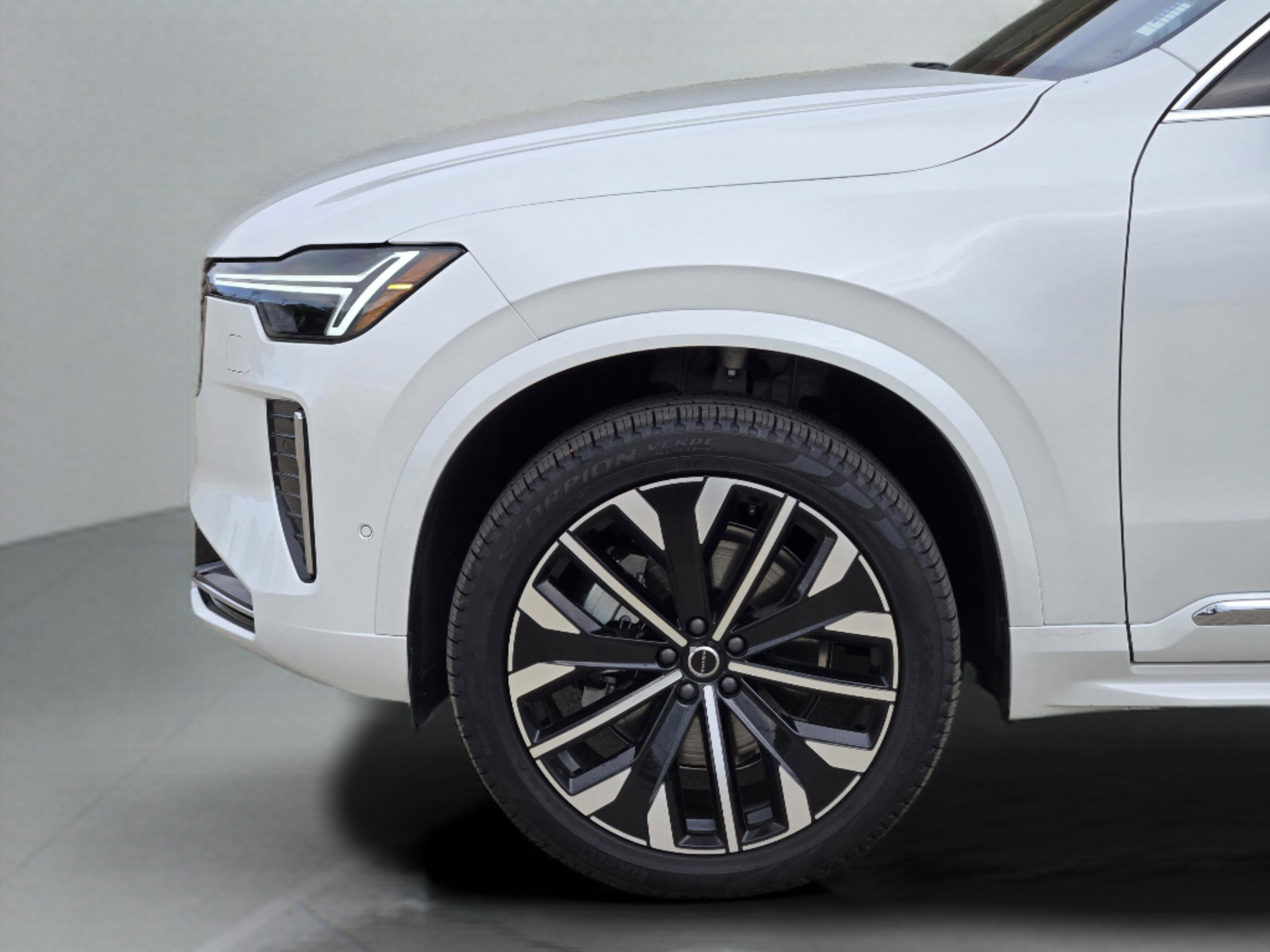 Used 2026 Volvo XC90 B5 Plus w/ Protection Package Premier image 34