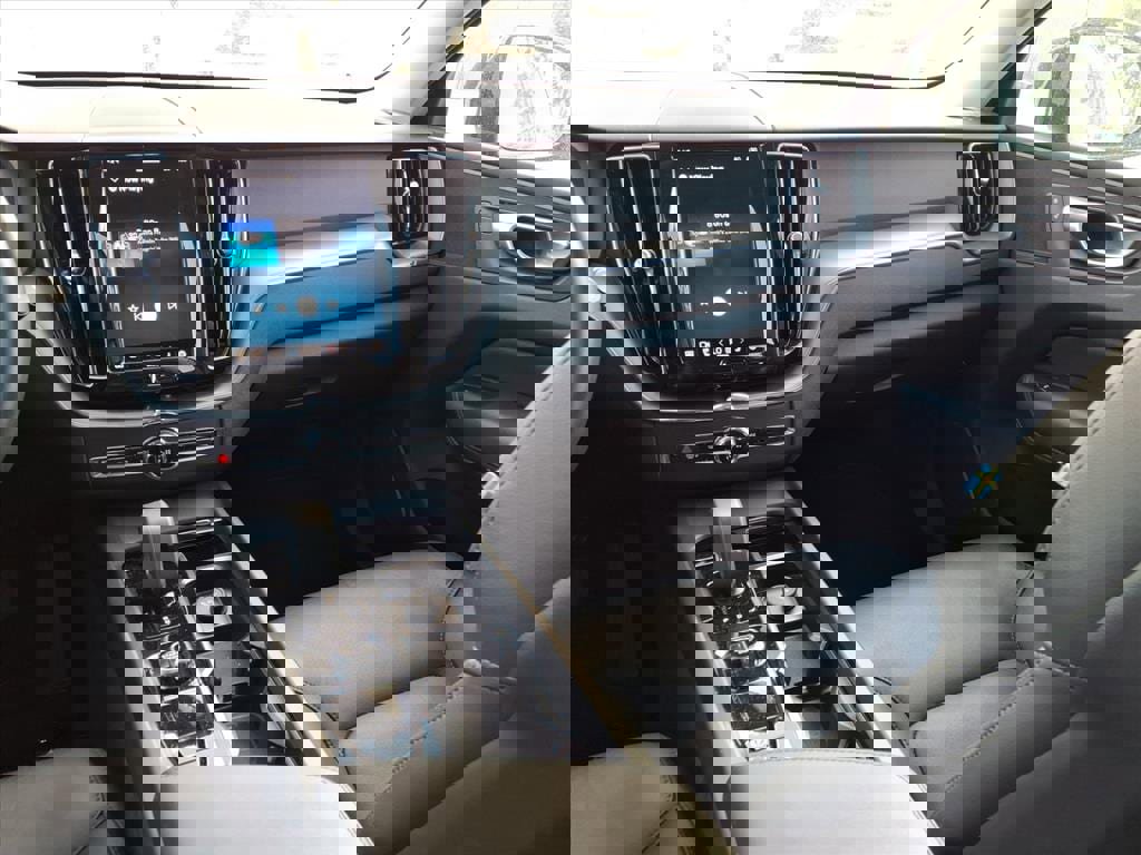 Certified 2025 Volvo XC60 B5 Core image 14