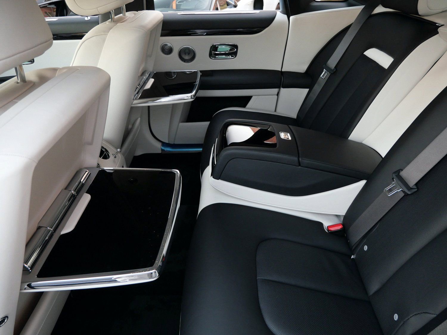 Used 2024 Rolls-Royce Ghost image 25