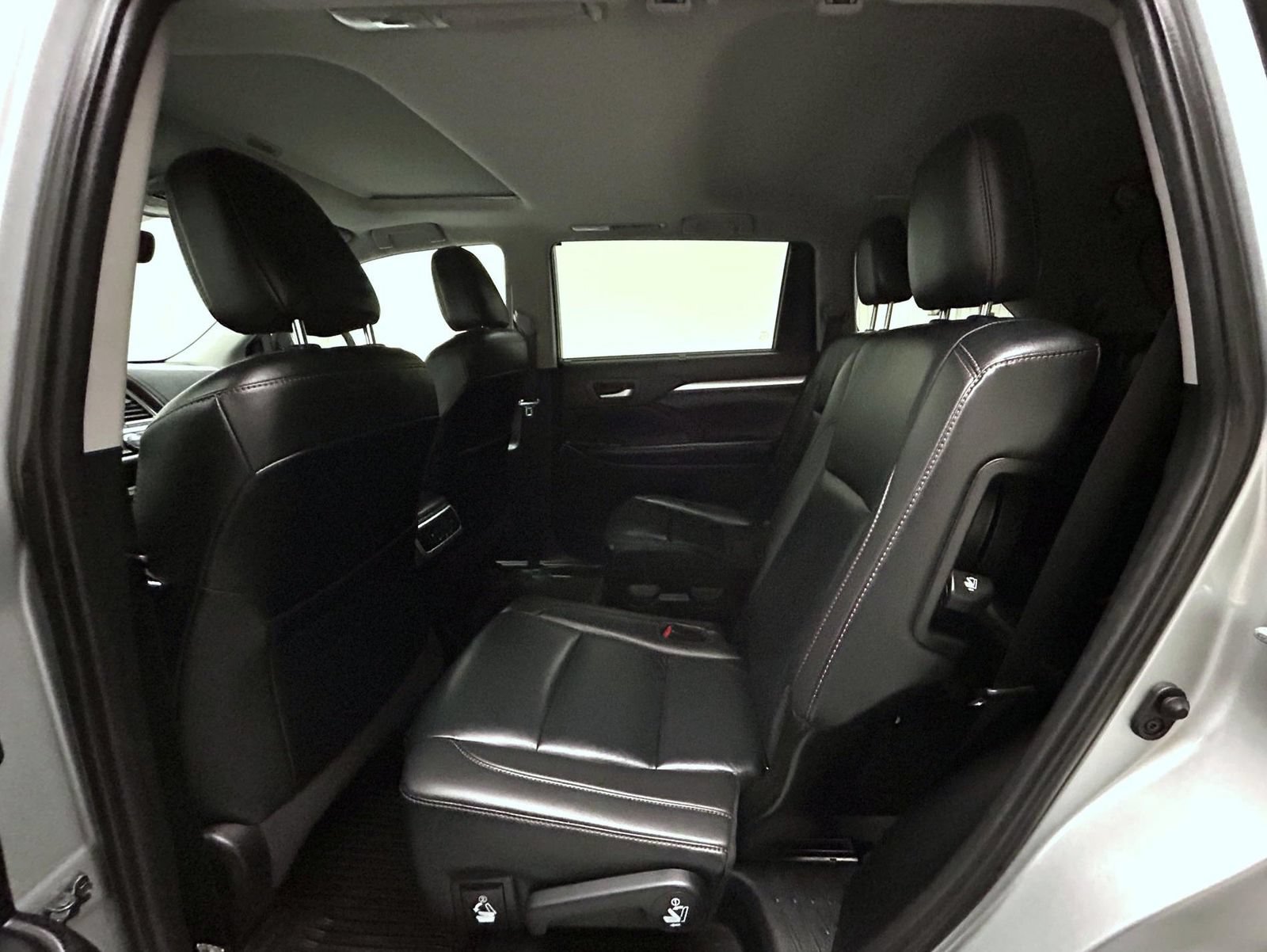 Used 2019 Toyota Highlander XLE AWD/4WD image 20