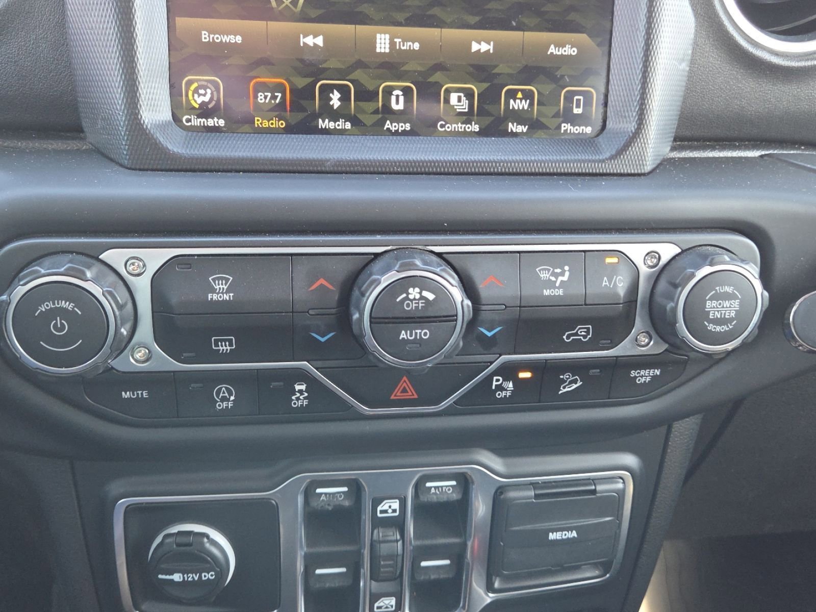 Used 2018 Jeep Wrangler Unlimited Sahara image 32