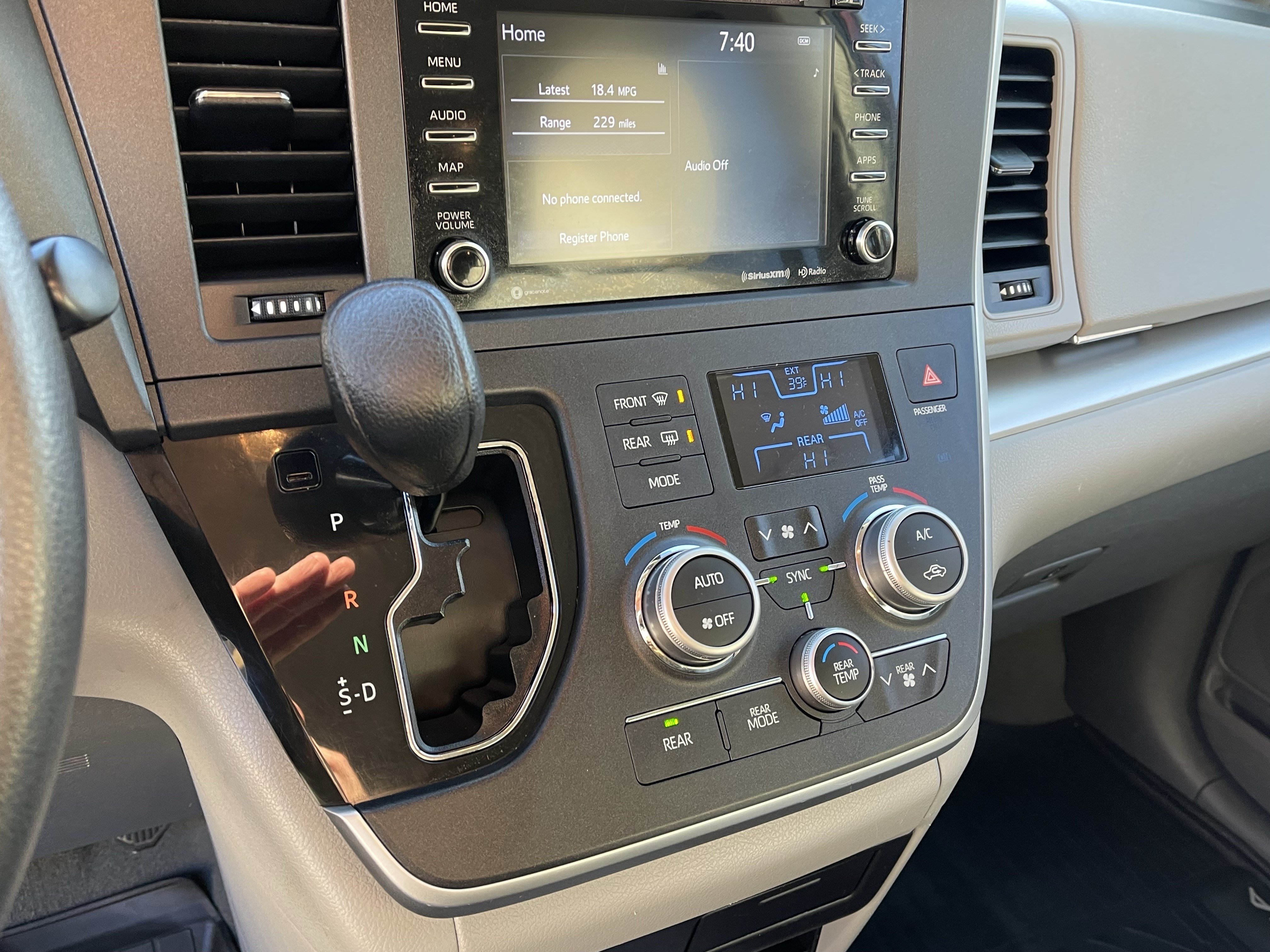 Used 2020 Toyota Sienna LE w/ LE Preferred Package FWD image 22