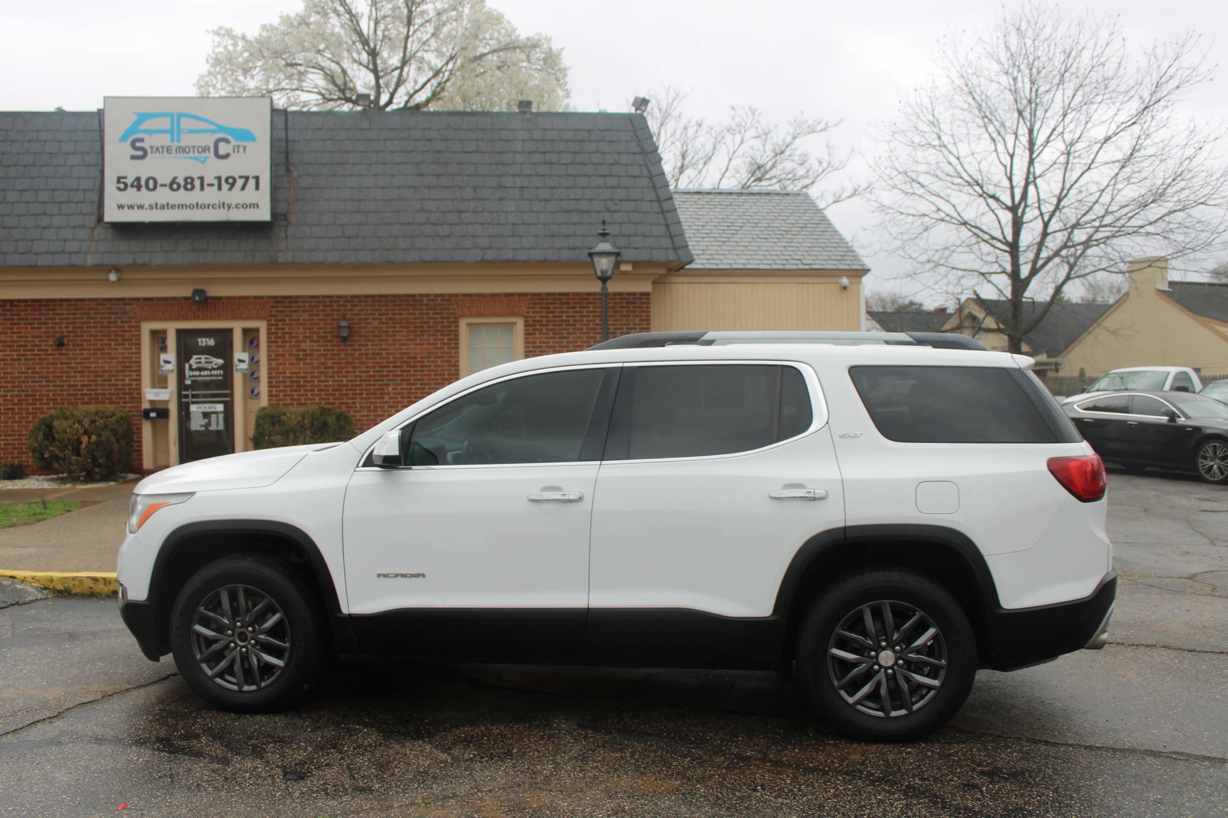 Used 2019 GMC Acadia SLT FWD image 2