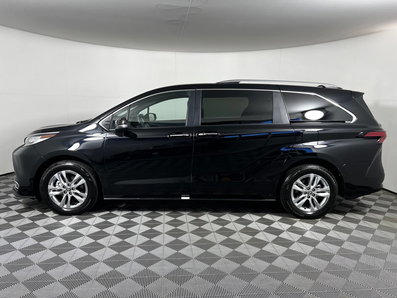 Used 2026 Toyota Sienna Limited FWD image 8
