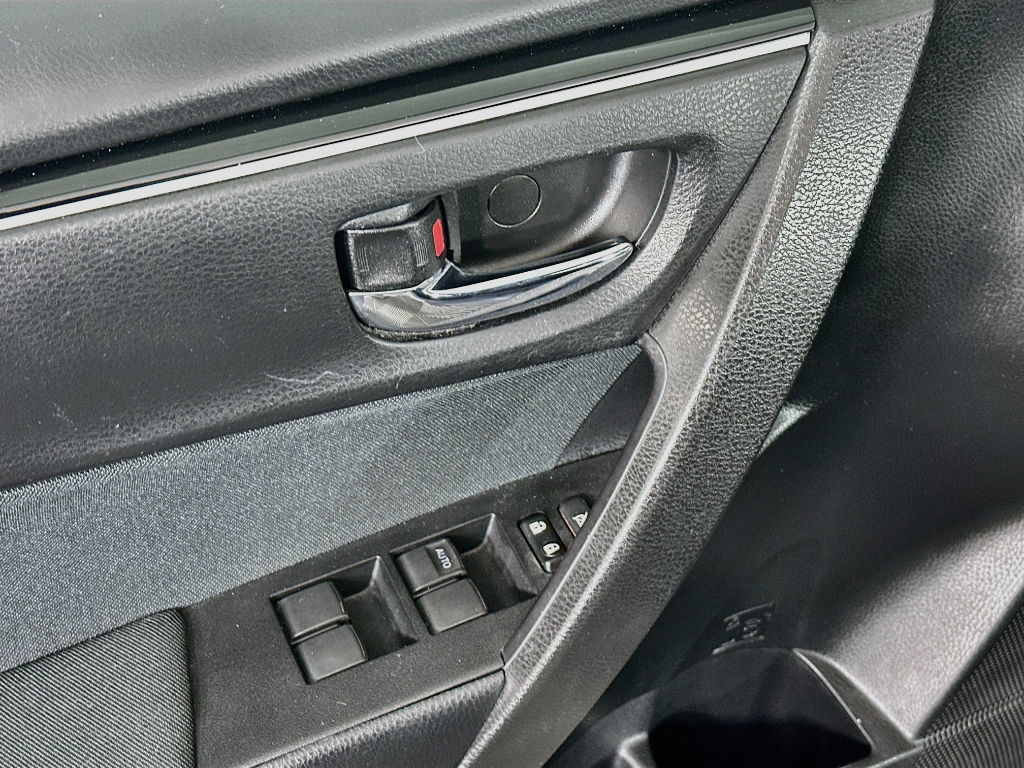 Used 2018 Toyota Corolla LE FWD image 15