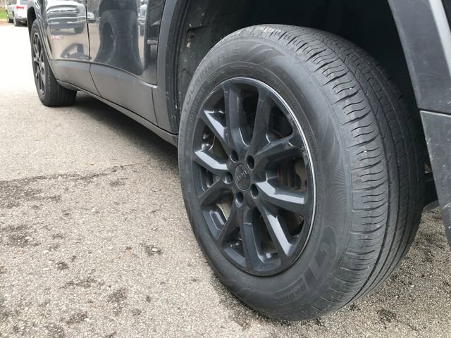 Used 2017 Jeep Cherokee Latitude w/ Cold Weather Group image 11