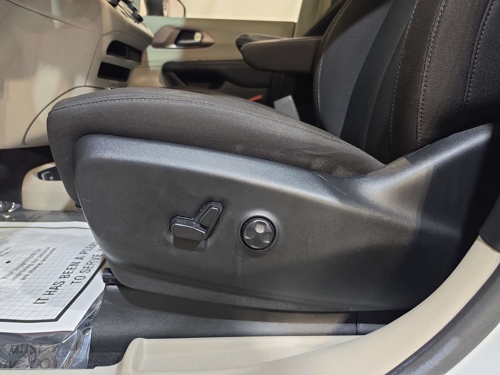 Used 2024 Chrysler Voyager LX FWD image 14
