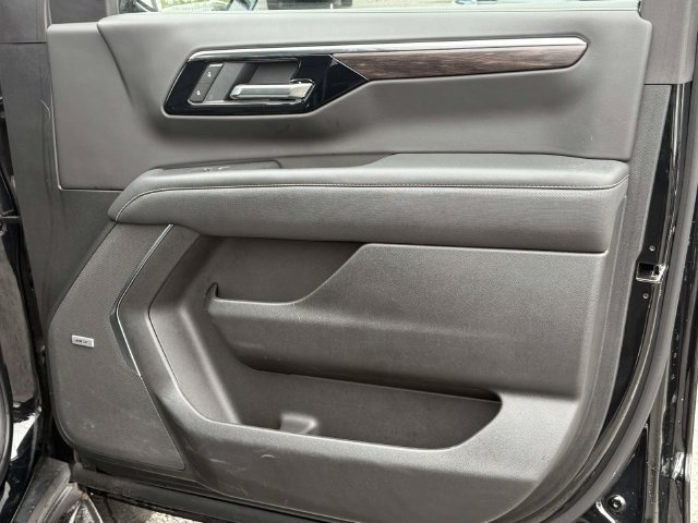 Used 2025 Chevrolet Suburban Premier AWD/4WD image 7