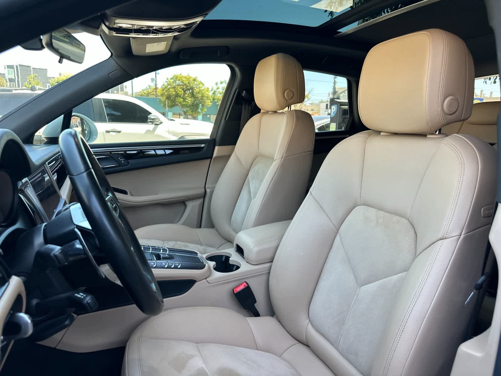 Certified 2019 Porsche Macan AWD/4WD image 5
