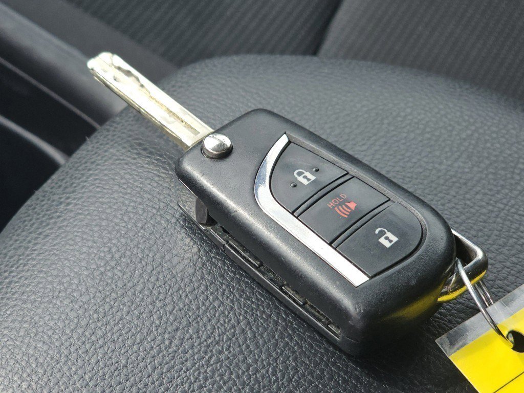 Used 2021 Toyota RAV4 LE image 32