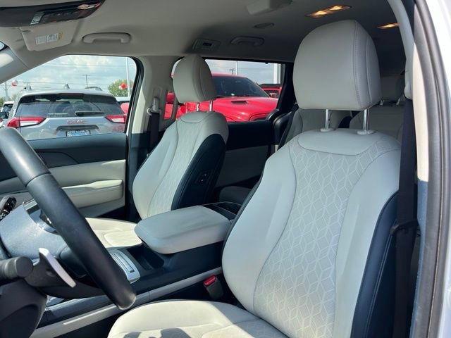 Certified 2025 Kia Carnival EX FWD image 18