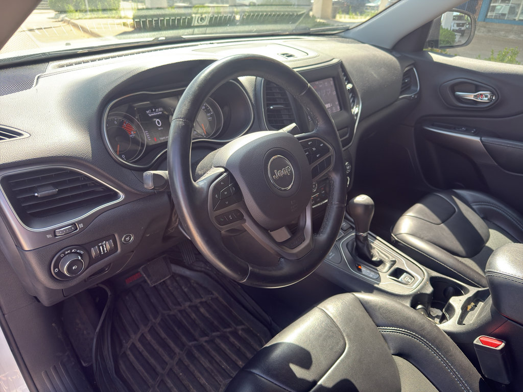 Used 2019 Jeep Cherokee Latitude Plus w/ Comfort/Convenience Group AWD/4WD image 2