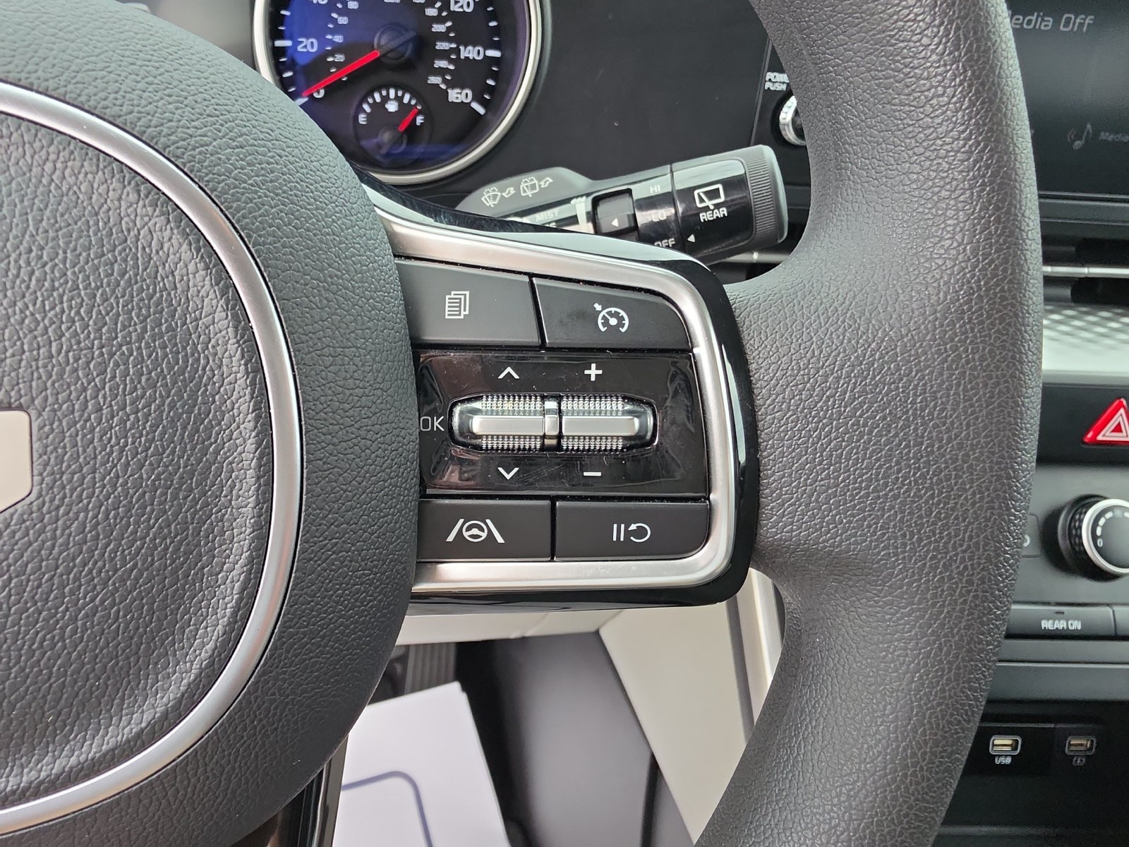 Used 2024 Kia Carnival LX FWD image 20