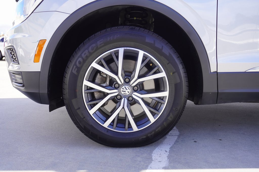 Used 2020 Volkswagen Tiguan SE w/ Panoramic Sunroof Package image 23