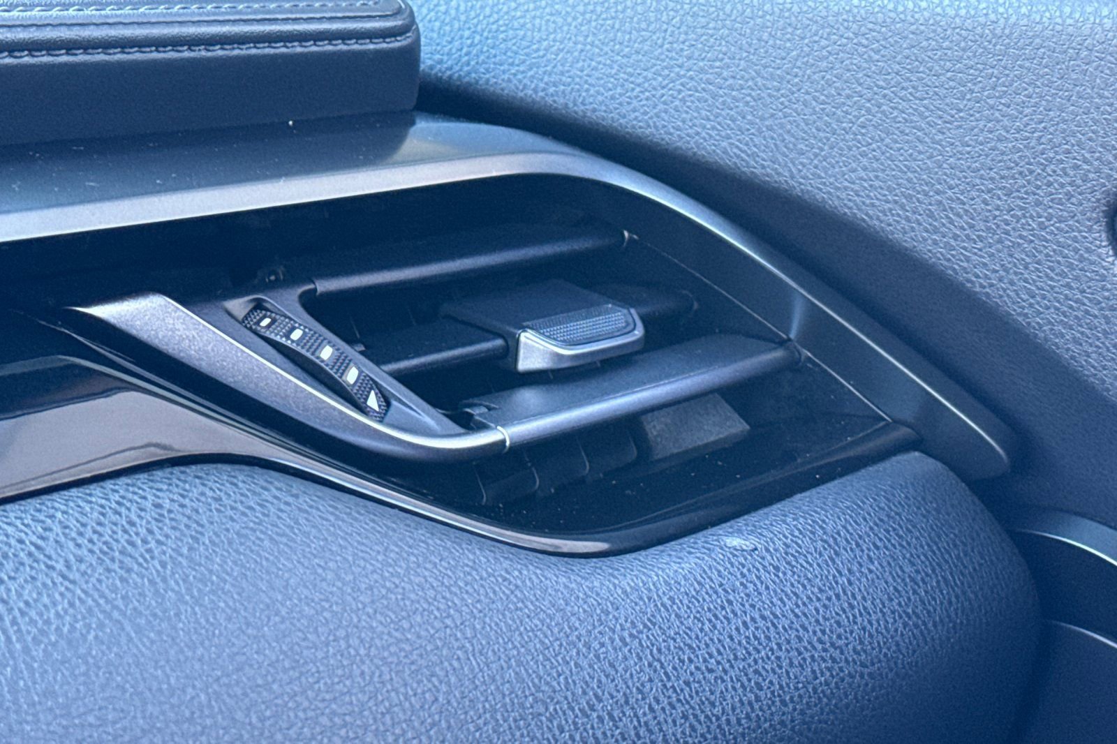 Used 2019 Toyota C-HR LE image 29