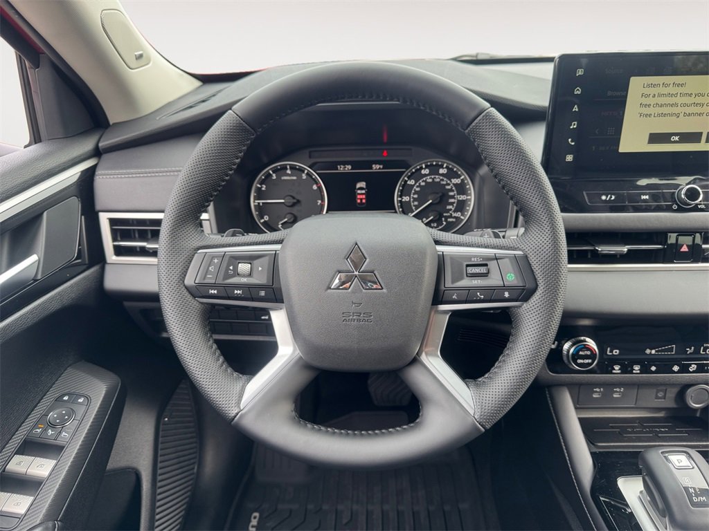 New 2025 Mitsubishi Outlander SE image 12