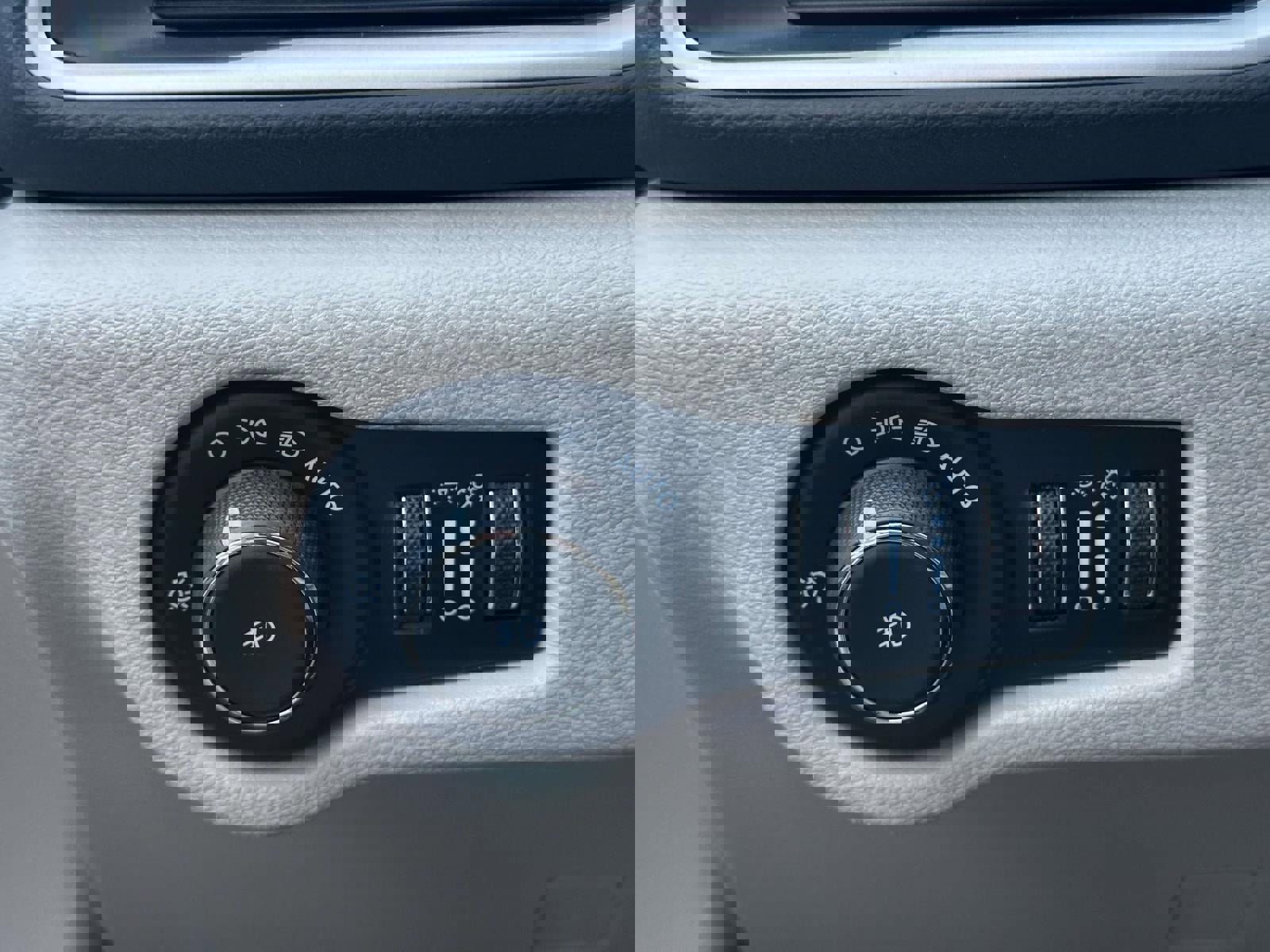 Used 2024 Chrysler Pacifica Touring-L image 31