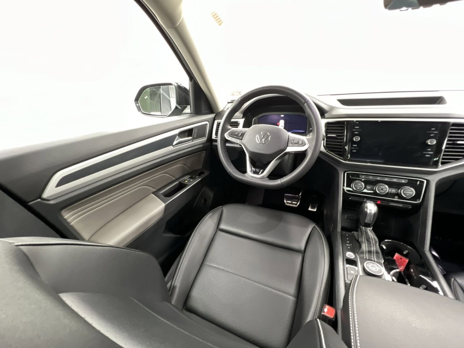 Used 2022 Volkswagen Atlas SEL R-Line image 12