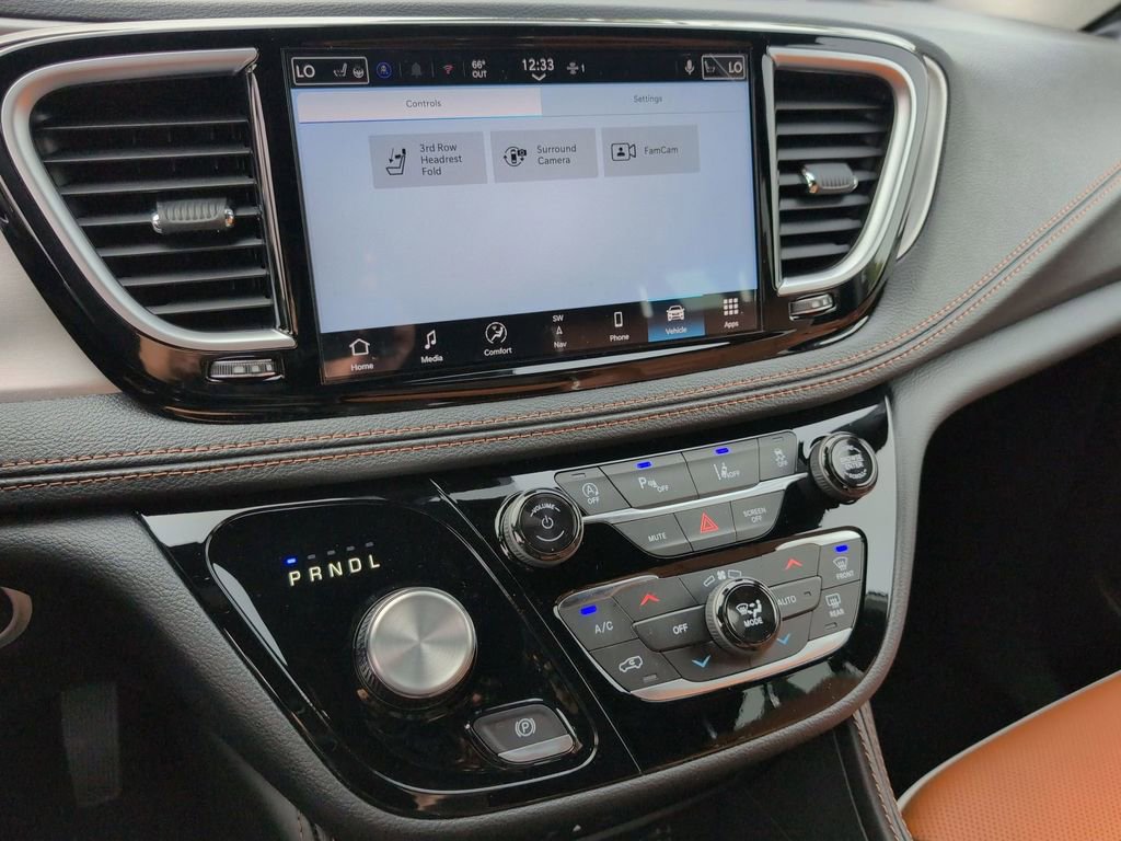 New 2026 Chrysler Pacifica Pinnacle w/ Trailer Tow Group image 17