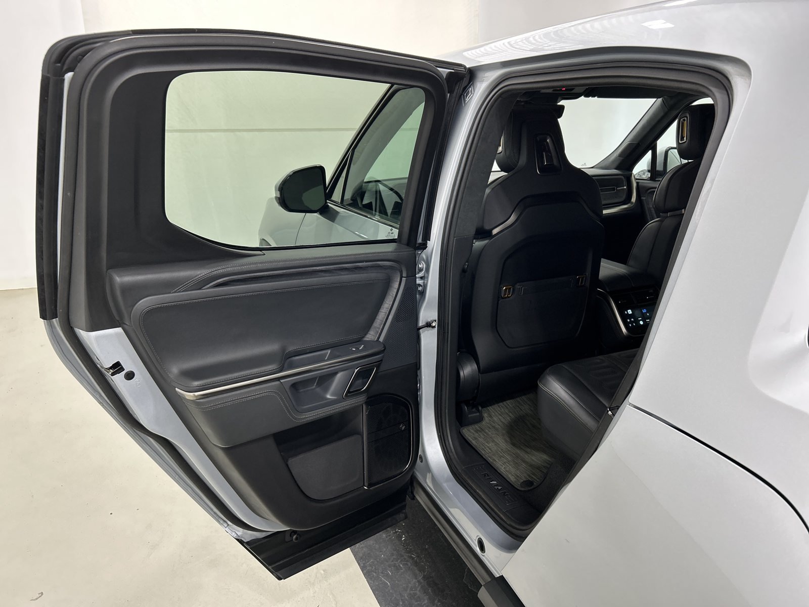 Used 2024 Rivian R1T Adventure Dual AWD/4WD image 17