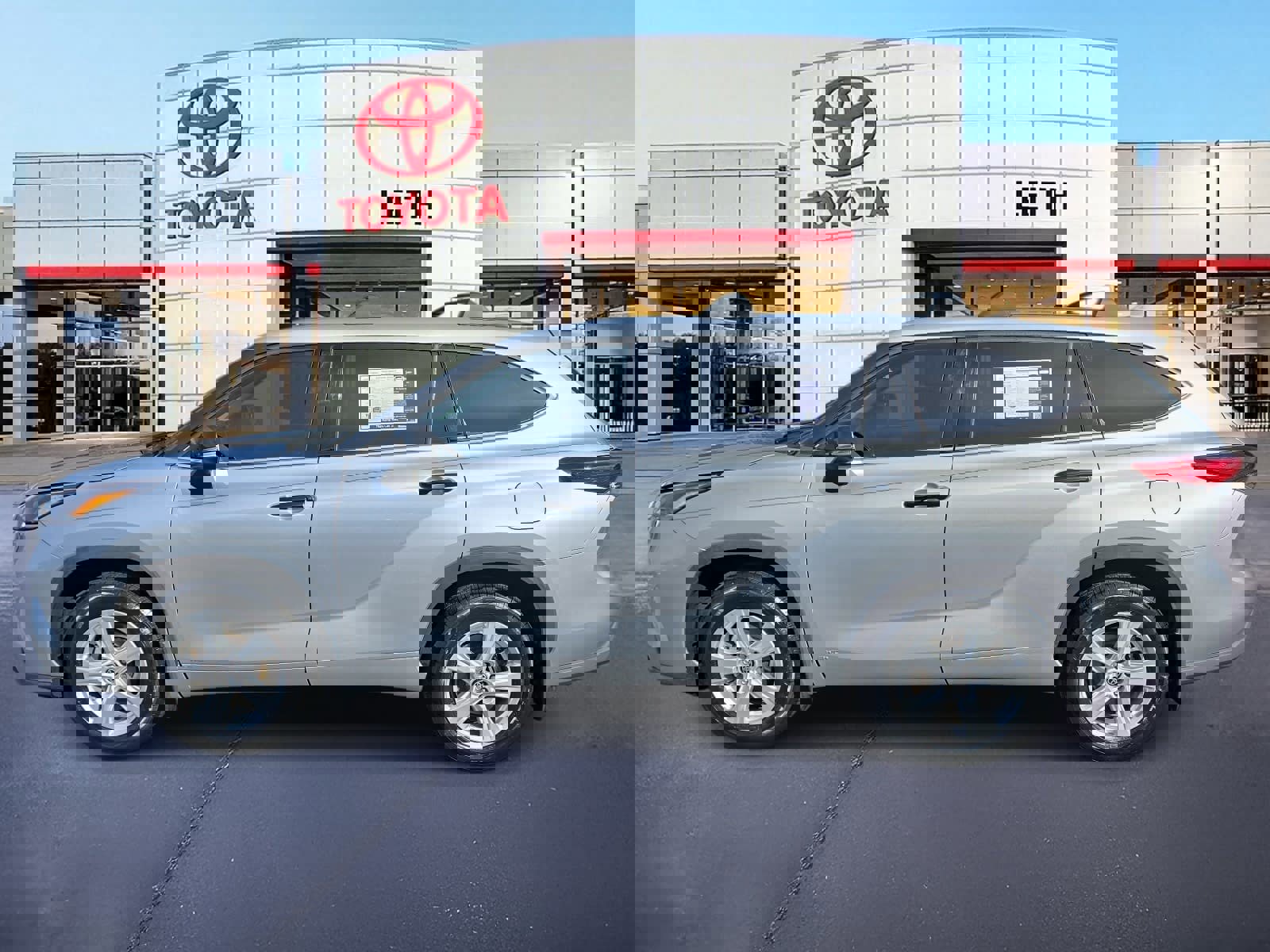 Used 2022 Toyota Highlander LE image 4