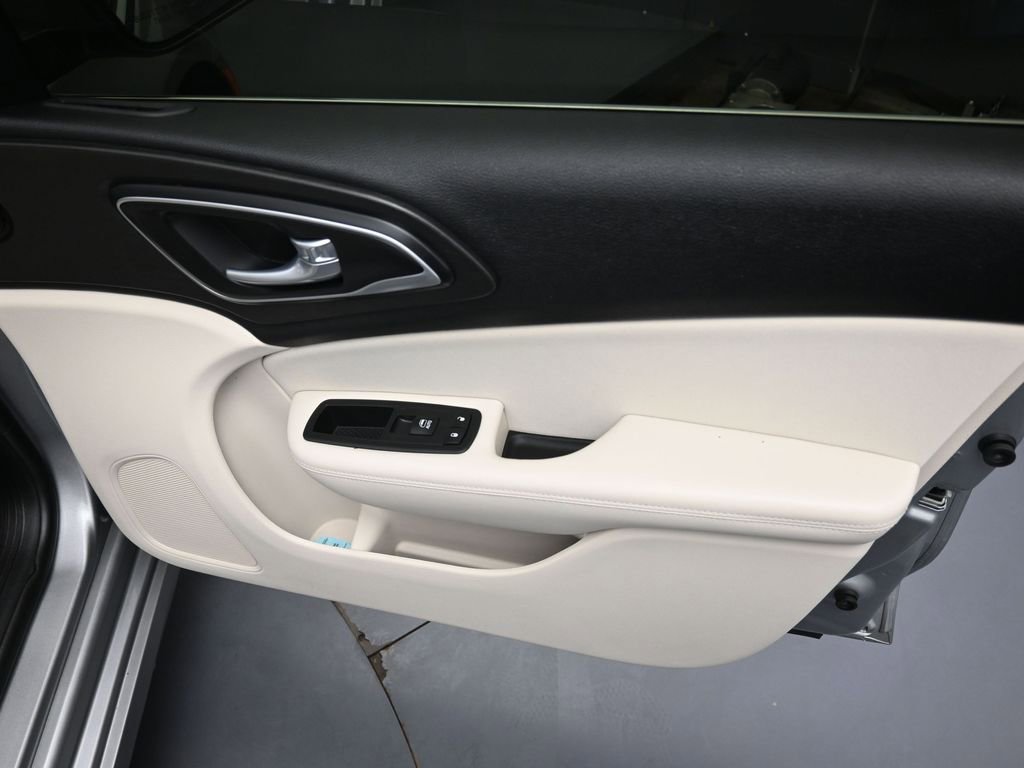 Used 2016 Chrysler 200 Limited image 30