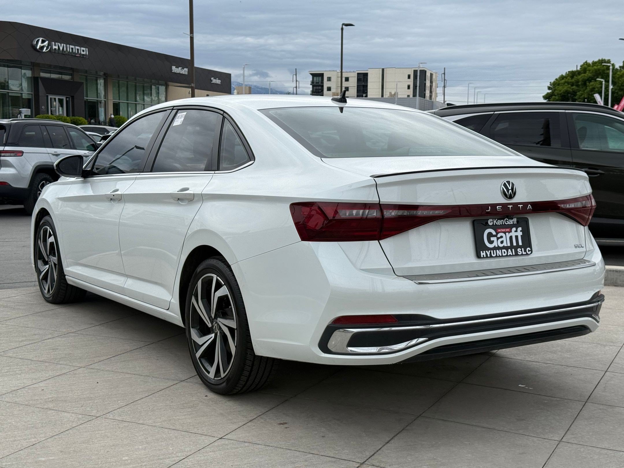 Used 2025 Volkswagen Jetta SEL FWD image 8