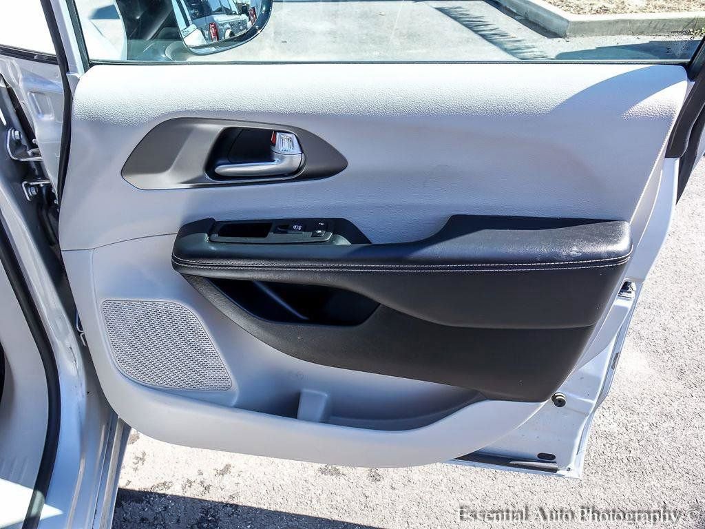 Used 2024 Chrysler Pacifica Touring-L image 25