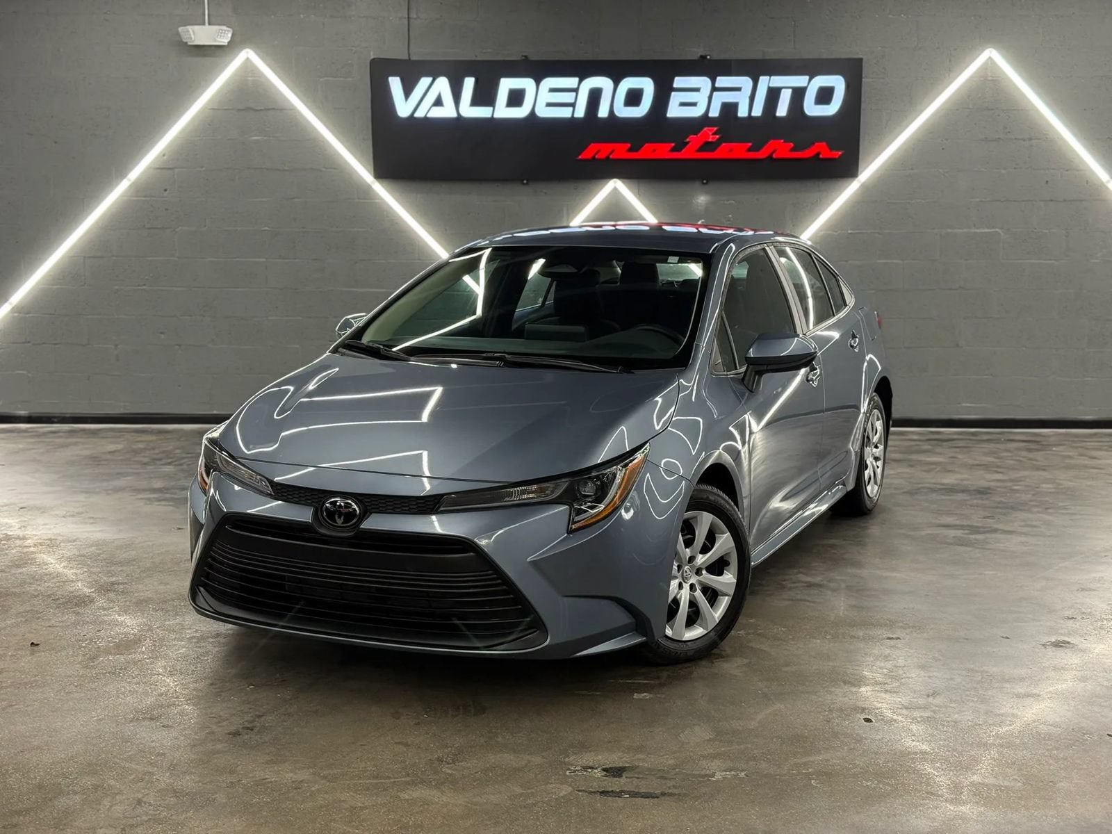 Used 2023 Toyota Corolla LE FWD image 2